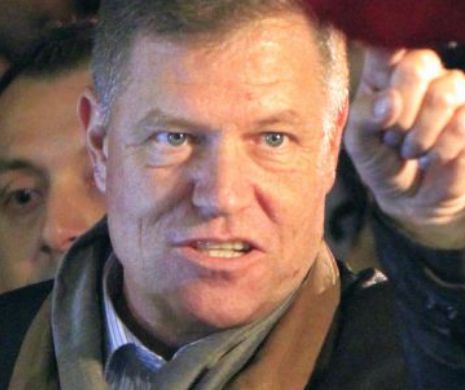 Klaus Iohannis și soția sa au petrecut Revelionul la Cisnădioara. Au urmărit focul de artificii și au ciocnit un pahar de șampanie cu prietenii