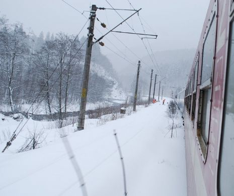 Locomotiva unui tren de călători a DERAIAT în judeţul Cluj