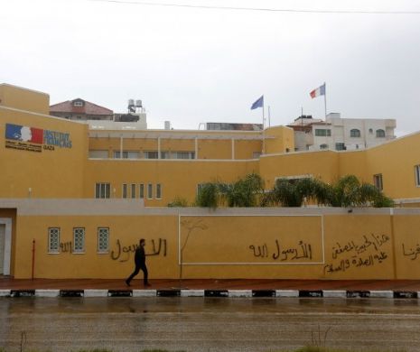 MESAJ DE AMENINȚARE pentru Charlie Hebdo, scris pe un zid de la Centrul Cultural Francez din Gaza: „Veţi ajunge în iad, jurnalişti francezi”