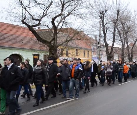 Peste 1.500 de oameni protestează în Sebeş faţă de deschiderea unei instalaţii de formaldehidă