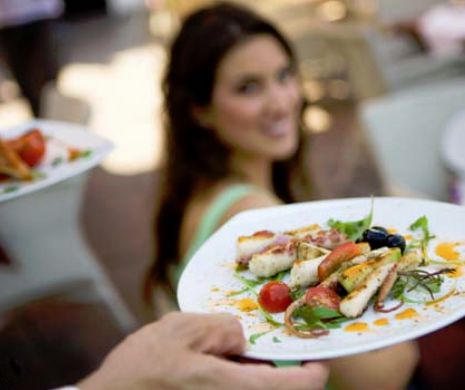 Prânz GRATUIT la restaurant pentru femeile frumoase: "FAŢA ta plăteşte"