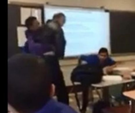 Rar s-a văzut așa ceva la școală.Un elev își bate profesorul în clasă.vezi de ce.VIDEO