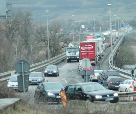 Senzaţii tari, româneşti, pe podul care se clatină la un capăt de autostradă