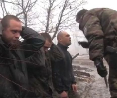 Soldaţi UCRAINENI puşi să îşi mănănce uniformele. Prizonieri umiliţi şi bătuţi în plină stradă de separatişti proruşi la Donețk. Scene VIDEO care afectează emoţional