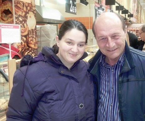 Traian Băsescu, la cumpărături într-un supermarket