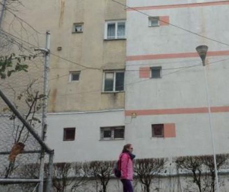 Trecatorii isi fac cruce pe langa bloc. Ce idee a avut un barbat din Romania cand si-a izolat apartamentul. FOTO