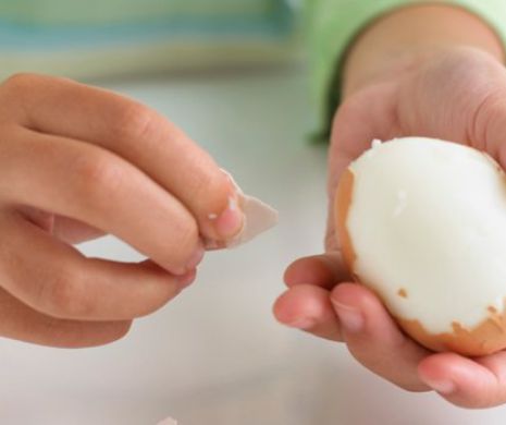VIRAL. Cum să decojeşti un ou în doar DOUĂ SECUNDE. Clipul cu zeci de mii de vizualizări | VIDEO