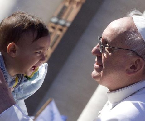 „Voi, mamelor, daţi-le copiilor voştri să sugă chiar şi acum, aici!”. Îndemnul uimitor al lui Papa Francisc