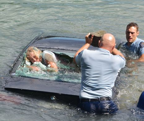 A ajuns cu BMW-ul în lac. Polițiștii au încercat cu DISPERARE să o salveze pe șoferița care a fost la un pas de ÎNEC