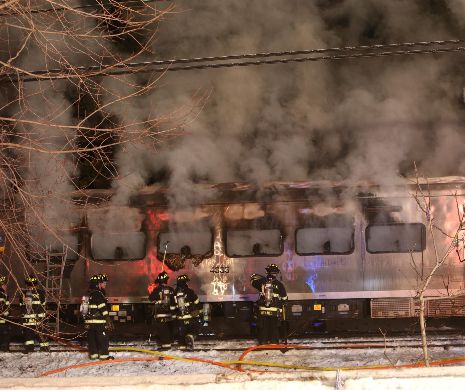 ACCIDENT feroviar la New York. Un tren cu NAVETIŞTI fost lovit de o maşină, la oră de vârf: Cel puţin 7 morţi | VIDEO