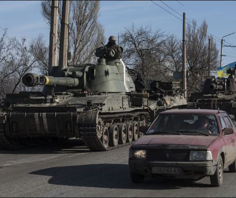 Armata Ucrainei a început retragerea armamentului greu din estul țării