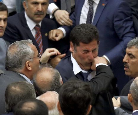 BĂTAIE generală în Parlamentul Turciei. Cinci deputaţi au fost răniţi