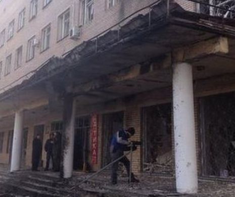 Cel puțin trei morți după ce un obuz a lovit un spital din Donețk