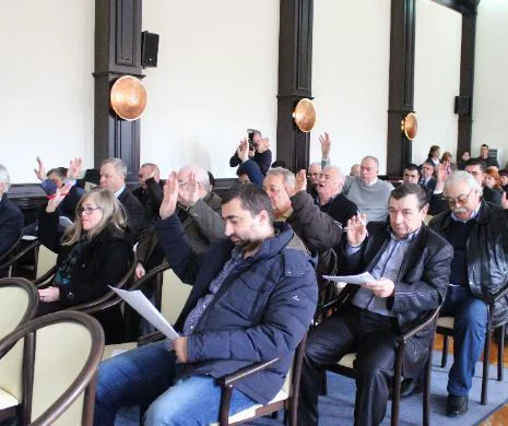 Consilierii judeţeni au votat proiectele preşedintelui CJ Constanţa, cu Nicuşor Constantinescu “blocat” în birou