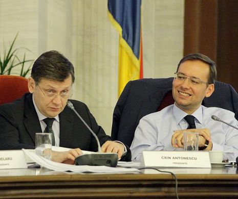 Crin Antonescu renunţă la funcţia de preşedinte al Comisiei pentru revizuirea Constituţiei
