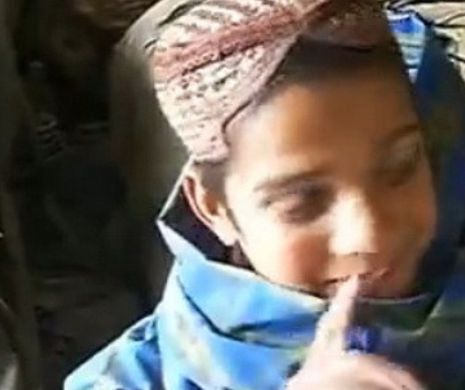 Cum reactioneaza doi copii din Afganistan cand vad pentru prima oara o femeie dezbracata VIDEO