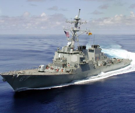 Distrugătorul USS Cole a efectuat un exerciţiu militar cu o navă românească, în Marea Neagră