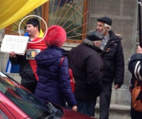 DOVADA că aceleaşi persoane îi huiduie în public pe Traian Băsescu şi Elena Băsescu | FOTO