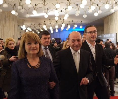Fostul preşedinte Traian Băsescu, participă, alături de soţia sa, la premiera de gală a filmului "De ce eu?", de Tudor Giurgiu