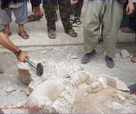 Imagini ABOMINABILE: Teroriștii ISIS distrug cu BAROSUL statui ANTICE vechi de 3000 de ani! (VIDEO)