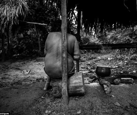 Imagini din interiorul celui mai ameninţat trib de pe planetă. Incredibil în ce condiţii trăiesc aceşti oameni
