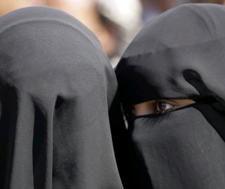 ISIS a TĂIAT mâinile a trei femei pentru că au folosit TELEFOANE mobile