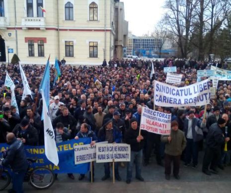 Mineri şi energeticieni, încă un miting de protest în Piaţa Prefecturii din Târgu Jiu