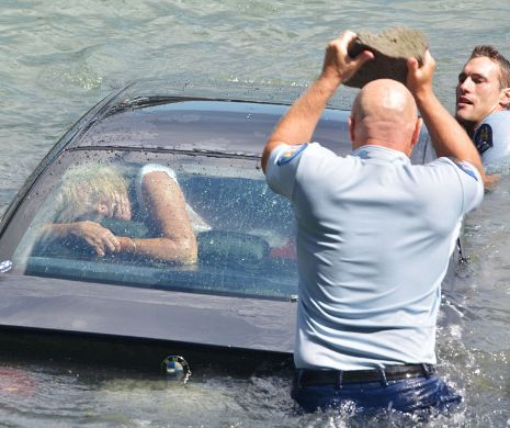 MOMENTUL incredibil, când un poliţist SALVEAZĂ o femeie cu câteva secunde înainte ca maşina în care era prinsă să ajungă pe fundul mării | GALERIE FOTO şi VIDEO