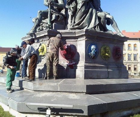 Monument MAGHIAR celebru, din Arad, VANDALIZAT în culorile tricolorului românesc