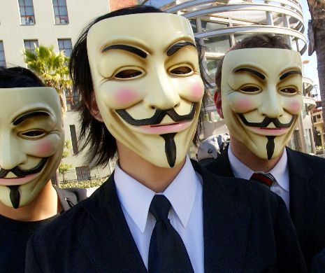 Polițiștii locali, cu măști Anonymous