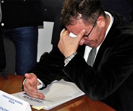 Primarul care a plâns când și-a semnat demisia, după ce a recunoscut conflictul de interese! Deputat PSD: "Este o lege bolnavă"