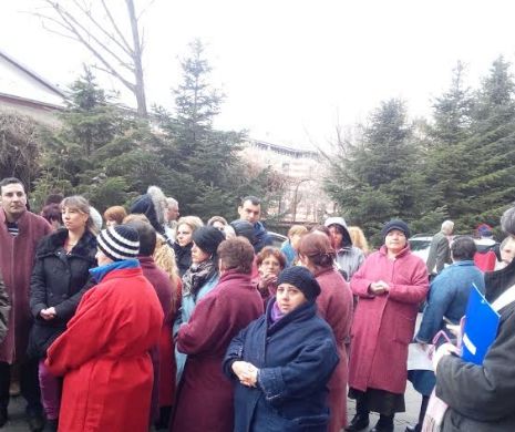 Protest la Cantacuzino. Zeci de angajați în stradă, directorul a demisionat