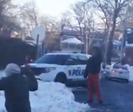 Un polițist din New York a scos pistolul la niște copii care se băteau cu bulgări de zăpadă.VIDEO