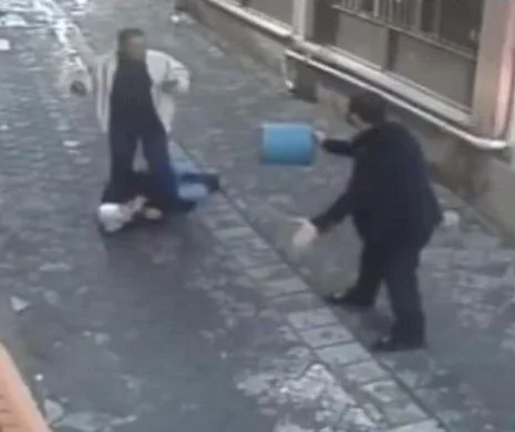 Un turc vrea să-i taie nevestei sale beregata, altul o salvează, cu o găleată. VIDEO SPECTACULOS
