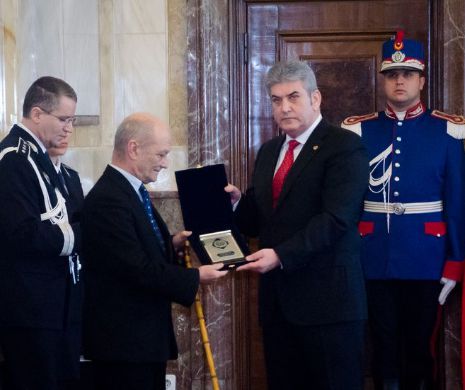 Vicepremierul Gabriel Oprea a primit MEDALIA ANIVERSARĂ a Revoluției Române