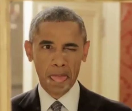 VIDEO. Barack Obama scoate limba în oglindă şi îşi face „selfie”. E prima dată într-o astfel de ipostază