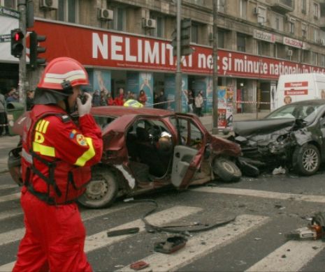 VIDEO ŞOCANT. Aşa se moare în Piaţa Romană, într-un accident.  Chiar nu face nimeni nimic?