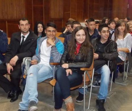 Zeci de tineri dezbat în engleză zilele acestea la Bucureşti