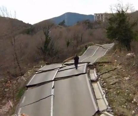ATENŢIE şoferi! DEZASTRU pe şosele. Alunecările de teren au format CRATERE uriaşe | VIDEO