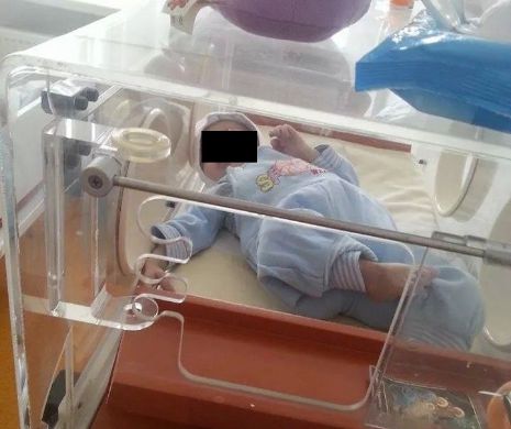 Bebeluș, prizonier într-un incubator de spital