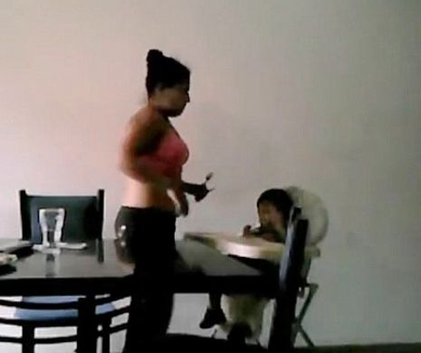 Bona din IAD. Femeia care trebuia să aibă grijă de copil îț ținea FLĂMÂND și îl bătea | VIDEO