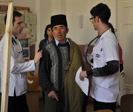 Campanie inedită! „Caravana medicilor” le-a oferit consultații și analize gratuite, chiar la ei în sat