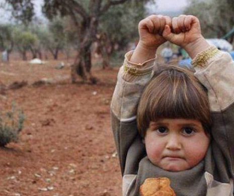 Ce gest SFÂȘIETOR face un băiat de 4 ani în fața unui aparat foto crezând că e o ARMĂ