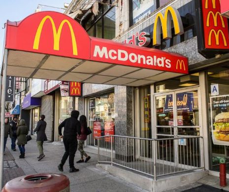 Copilă bătută cu bestialitate la McDonald’s, în fața a zeci de persoane. Nimeni nu a intervenit | VIDEO