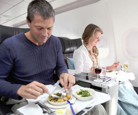 Cum arată cele mai ORIBILE mâncăruri servite în avion. Ai mânca așa ceva? | Galerie Foto