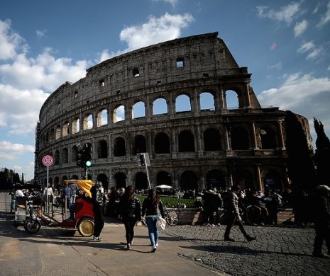 Două femei au fost arestate după ce şi-au desenat iniţialele pe Colosseum