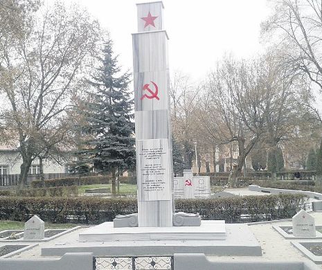 Federația Rusă a finanțat amenajarea unui cimitir al eroilor sovietici într-un oraș eliberat de Armata Română. Monumentul bolșevic de la Sighișoara, falsul istoric din inima României