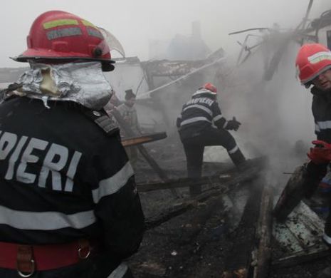 Incendiu în Bucureşti. Un bărbat a DECEDAT. Pompierii încearcă să stingă focul