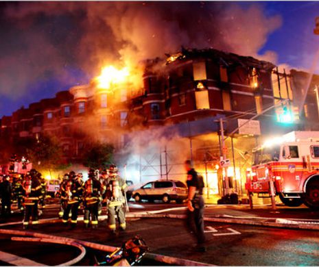 Incendiu URIAȘ într-o clădire din New York, o persoană grav rănită