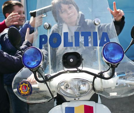 INCONȘTIENȚĂ. Copii AMENINȚAȚI CU PISTOLUL de Ziua Poliției I  GALERIE FOTO